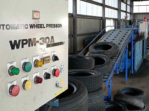 廃タイヤは、ホイールを外し、チップ状に粉砕して製紙工場の燃料資源として再利用します。