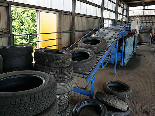 廃タイヤは、ホイールを外し、チップ状に粉砕して製紙工場の燃料資源として再利用します。