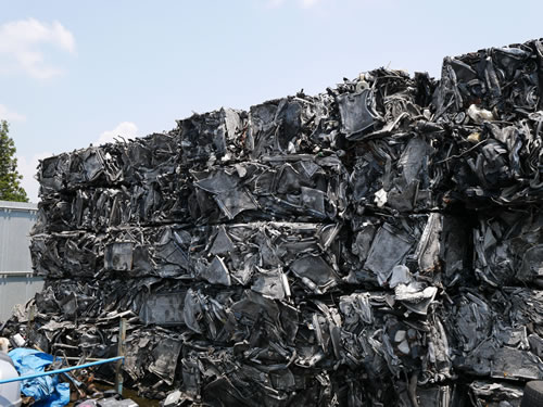 鉄・銅・アルミなど再生資源となる素材の100％リサイクルを目指し、大規模な設備を駆使して「捨てずに再利用する」を徹底しています。